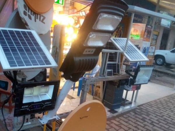 Solarleuchten und Solarmodule vor dem Geschäft von Rububa Technologies