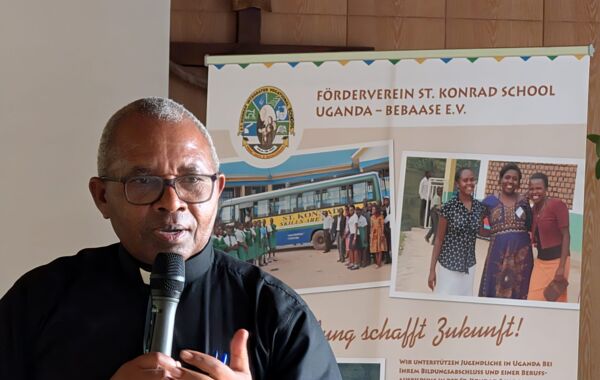 Pastor Mpora berichtet über die St. Konrad Berufsschule