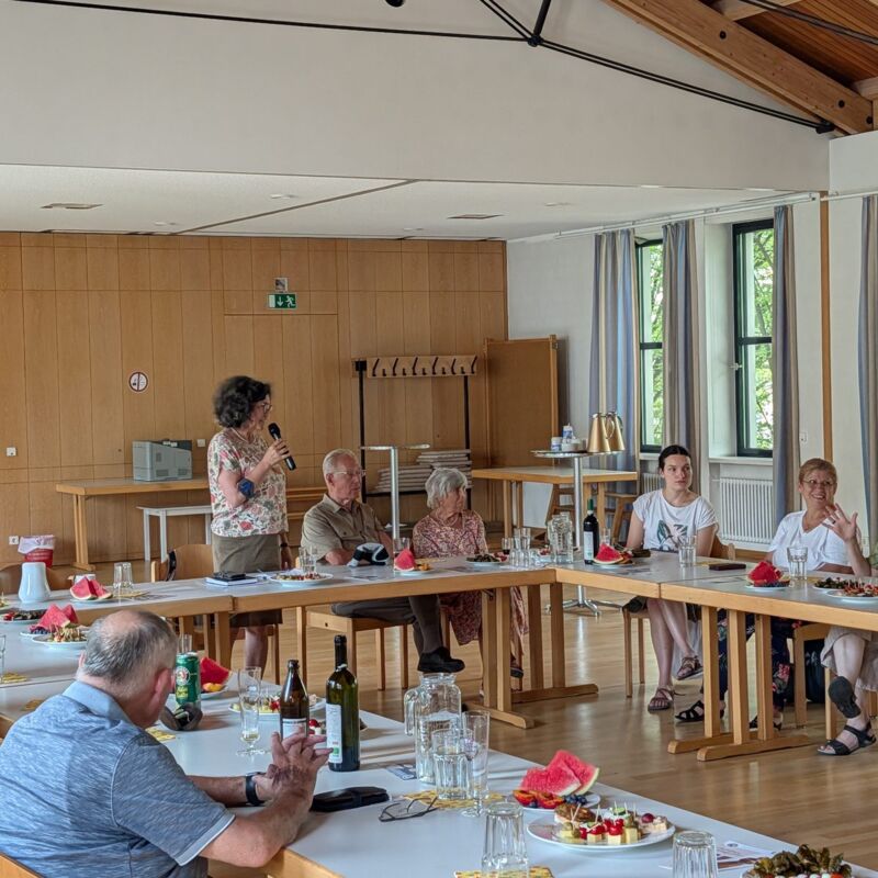 Austausch mit den Gästen beim Treffen im Juli 2026