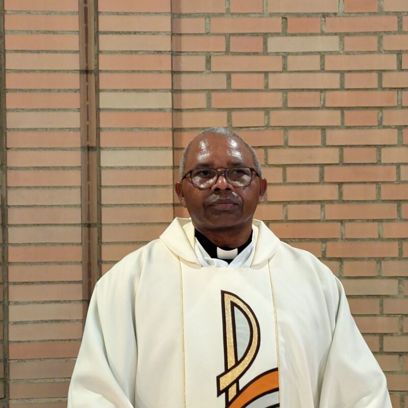 Pastor Mpora im Messgewand