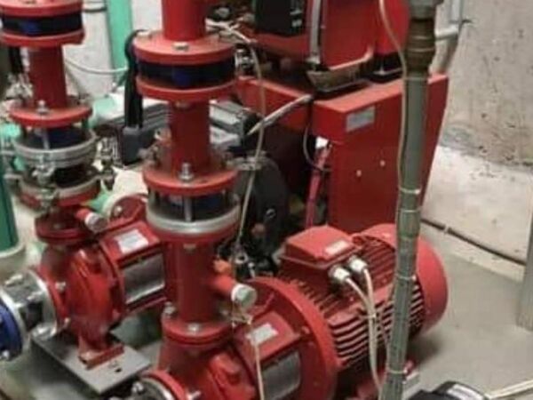 Rote Pumpenanlage, installiert von MRJ Plumbing & Electrical