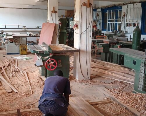Maschinenwerkstatt der Schreinerei mit Holzbearbeitungsmaschinen