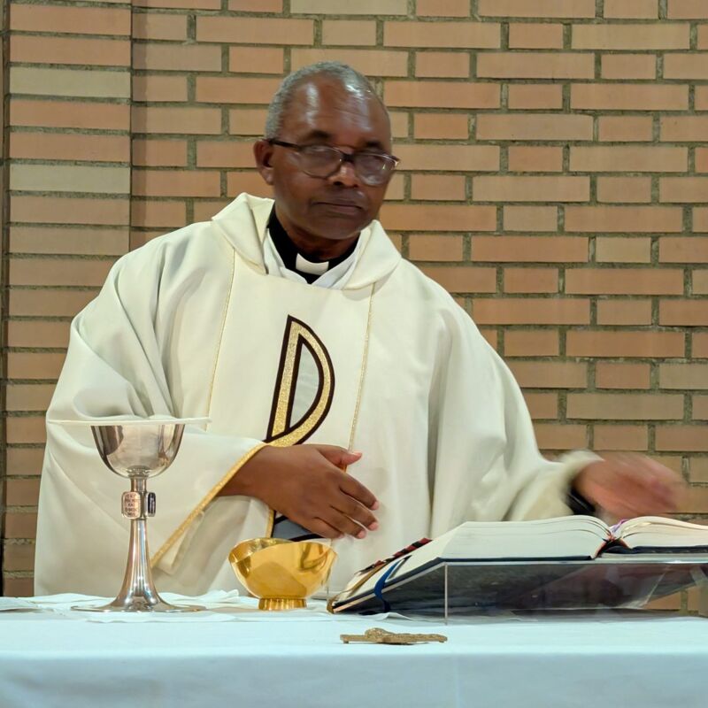 Pastor Mpora feiert die heilige Messe